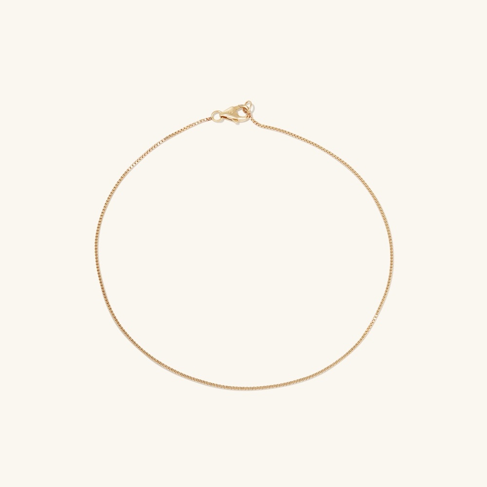 Mejuri Baby Box Chain Anklet. This is the longer length of the two options !